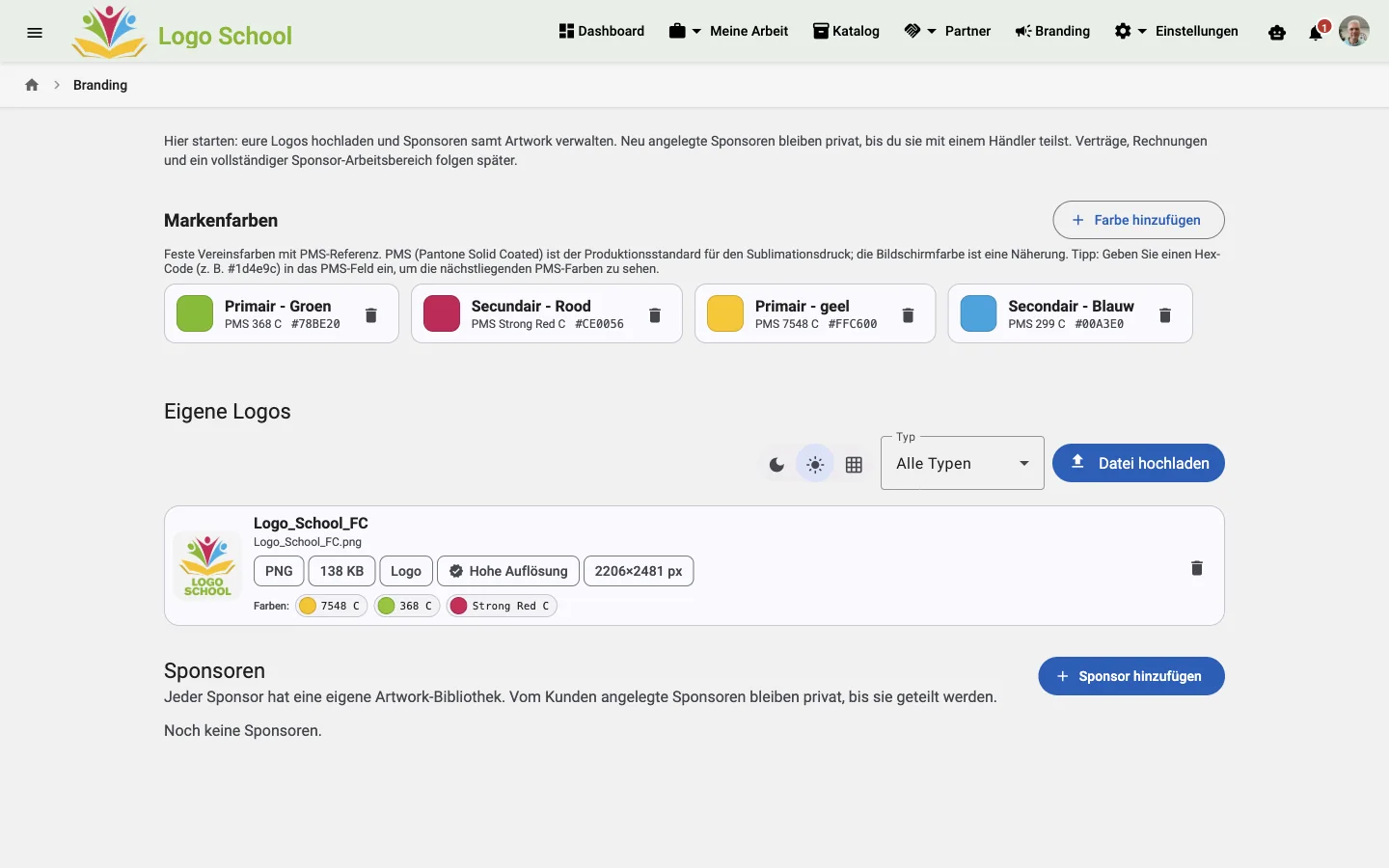 Farben, Logos und Sponsoren eines Vereins, bereit für das Produkt.