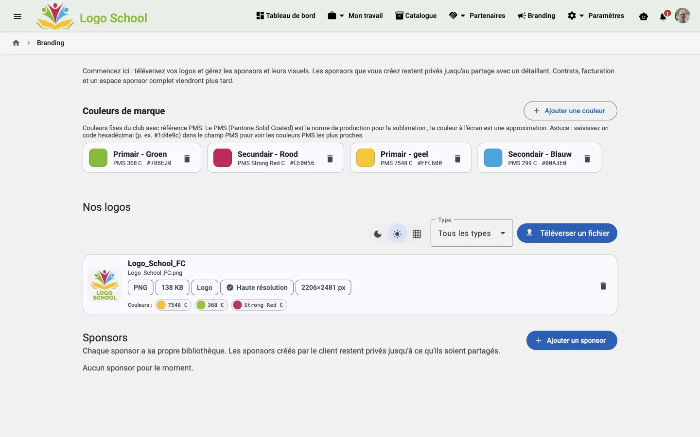 Couleurs, logos et sponsors d'un club, prêts à poser sur le produit.